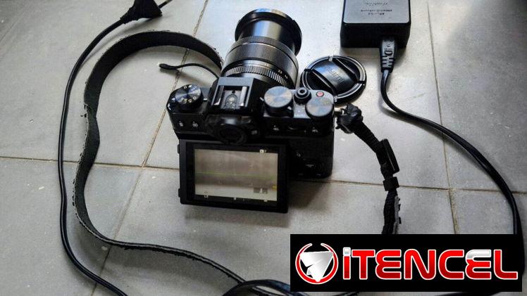 cámara Reflex Fujifilm X-T10 + objetivo Fujinon 18-55mm, 630 USD o equivalente, Vedado