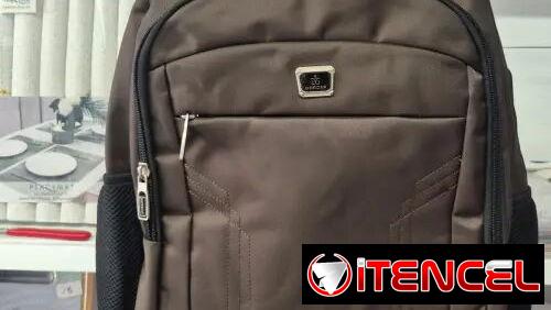 Mochila M-10 | 30 USD | Mochila para laptop con puerto USB