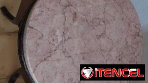 Mesa de caoba con tapa de mármol rosado