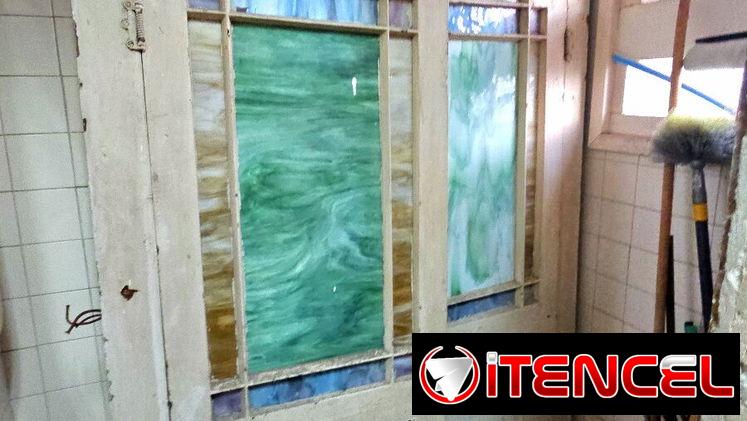 Pareja de mamparas cubanas antiguas con opalinas de colores — foto 1