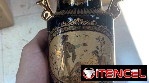 Jarrón Griego de Porcelana Hecho a Mano con detalles en Oro líquido 24K