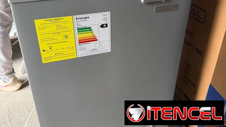 Nevera de 3.5 pies marca Royal color gris con: Llave y cerradura Luz interior Plástica por dentro como todos buscan
