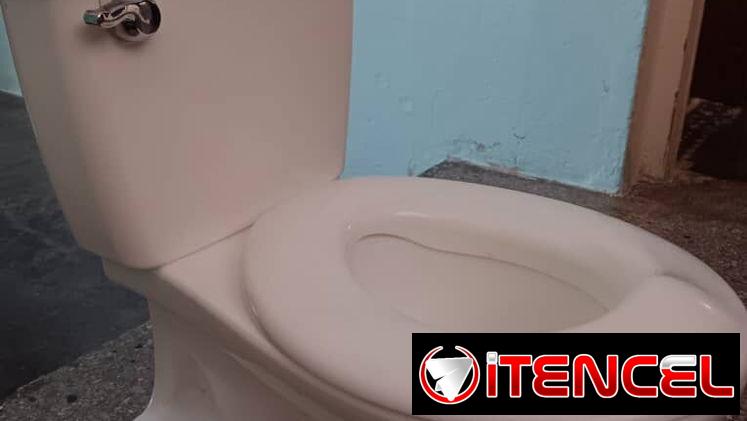 Vendo orinal de niño con forma de inodoro blanco, hace sonido de descarga simulado — foto 2