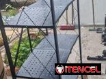 Estante metalico con ruedas 1.55 cm de alto y 70 cm de ancho 35 cm profundidad 110 USD