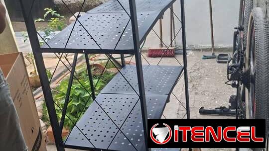 Estante metalico con ruedas 1.55 cm de alto y 70 cm de ancho 35 cm profundidad 110 USD