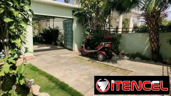 Venta de casa colonial independiente en Playa en 220000