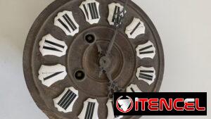Reloj muy antiguo de pared. Objeto de colección o para ambientación
