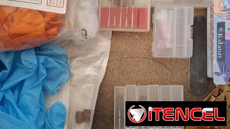 Vendo Negocio de Uñas con todo es llegar y trabajar .materiales y todo tipo de accesorios.