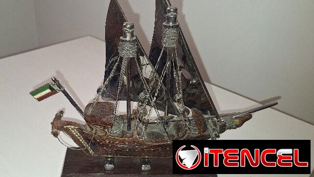 Adorno. Maqueta de un barco velero de madera y metal — foto 3