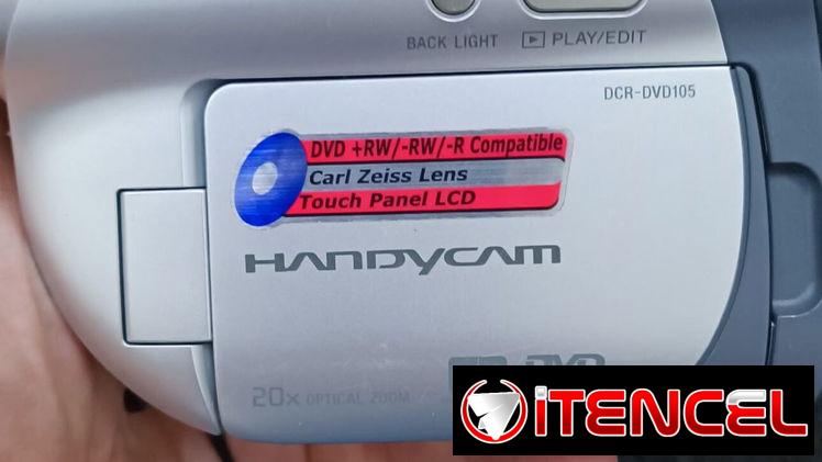 Vendo videocámara Sony Handycam DCR-DVD105 de color plateado, con lente Carl Zeiss y zoom óptico de 20x
