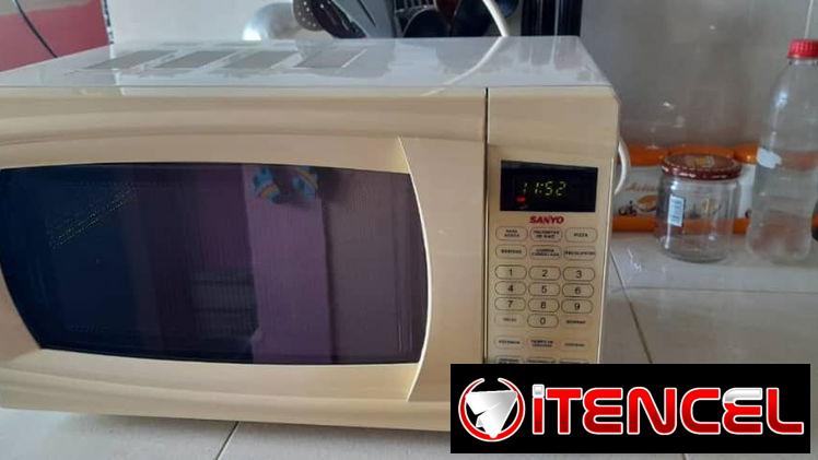 Horno microondas marca Sanyo de uso pero al 100 estamos en Cubanacán Playa