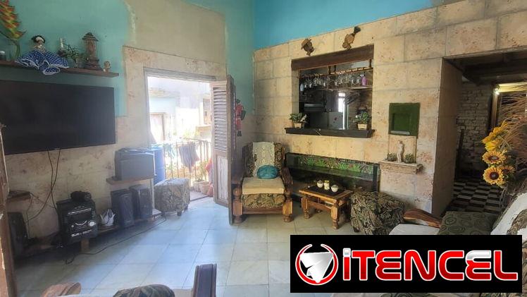Apartamento 2do piso de 3/4 en buenas condiciones .