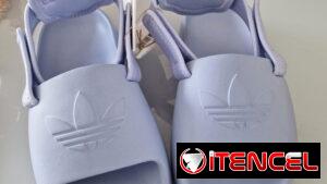 Chanclas Adidas Adifom – ¡Comodidad y Estilo Minimalista!