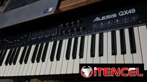 Teclado Controlador MIDI Alesis QX49