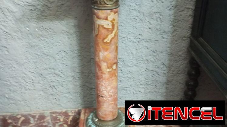 vendo pedestal de marmol rosado de Carrara es la base de un jarron