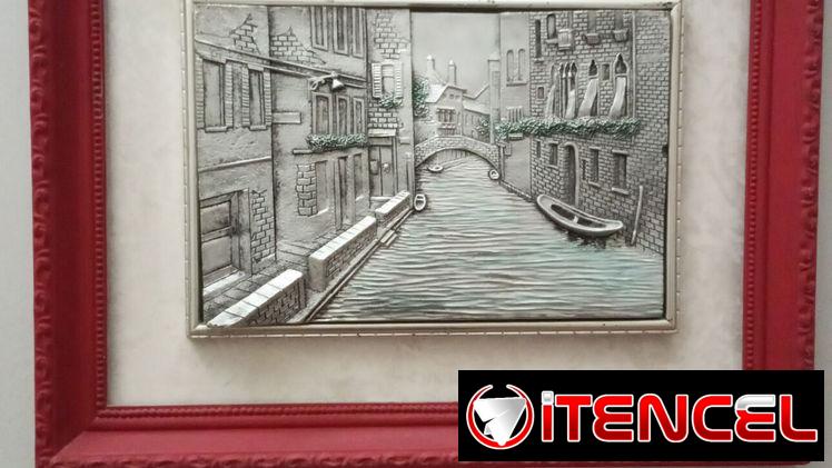Conjunto de tres cuadros al relieve. Preciosos