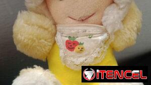 Muñequita amarilla de peluche