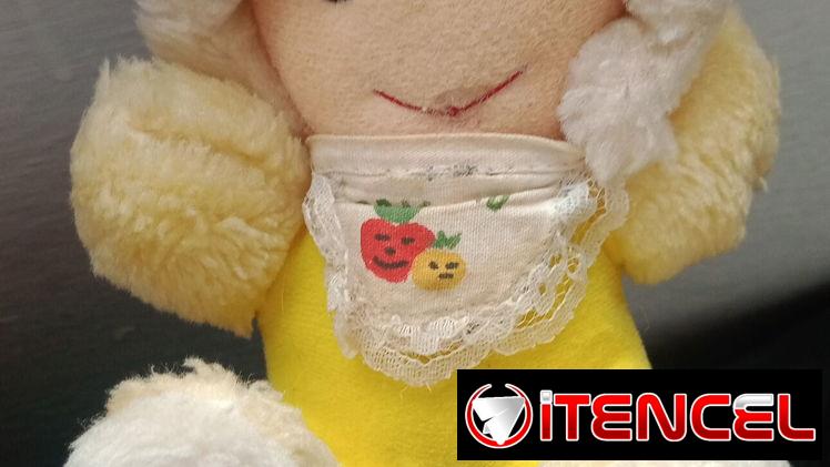 Muñequita amarilla de peluche