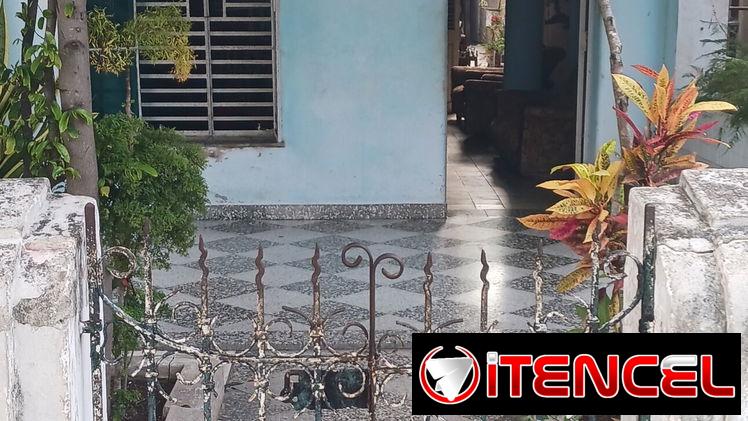 Se vende o se negocea por carro Casa colonial en la vivora detrás del cupet de 10 de octubre y acosta