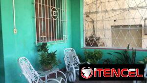 Permuta de apartamento en Vedado con garaje, bajos, 4 cuartos, tres baños, Terraza grande,