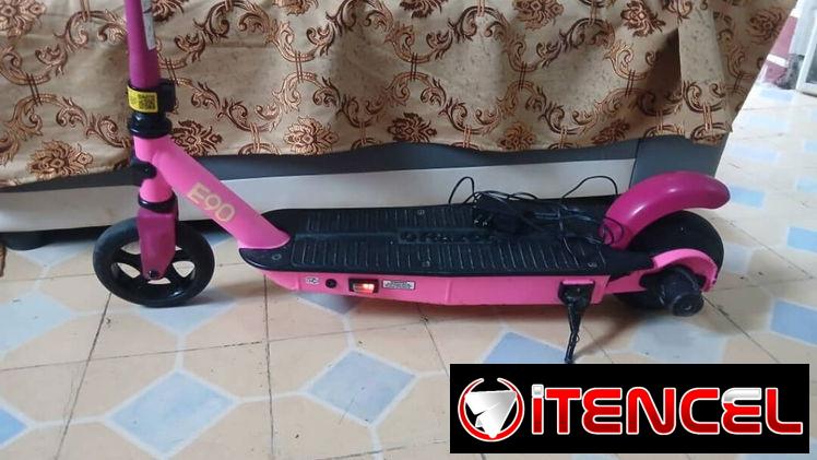 Scooter eléctrico 🛴 para niños de poco uso con su cargador. 80 USD. wa.me/54298473. — foto 3