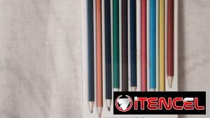 Lápices de colores, vasos plásticos con asa y yoyos