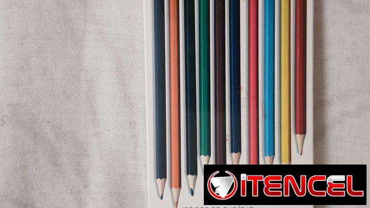 Lápices de colores, vasos plásticos con asa y yoyos
