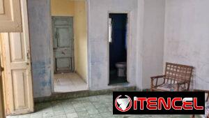 Se vende casa en Centro Hab. Dos cuartos y azotea libre!