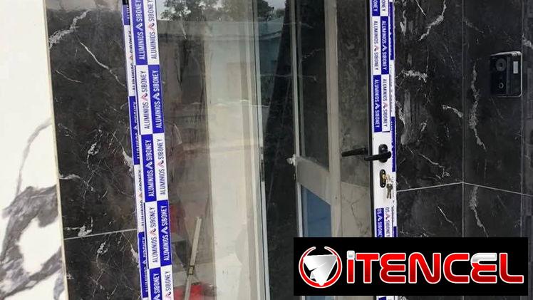 CARPINTERIA DE ALUMINIO CON CRISTAL .