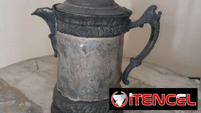 Jarra de Metal y porcelana muy antigua.