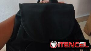 Mochila negra pequeña