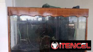 Pecera de 200 L y mueble de caoba