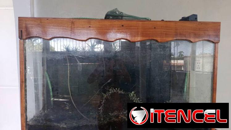 Pecera de 200 L y mueble de caoba — foto 1