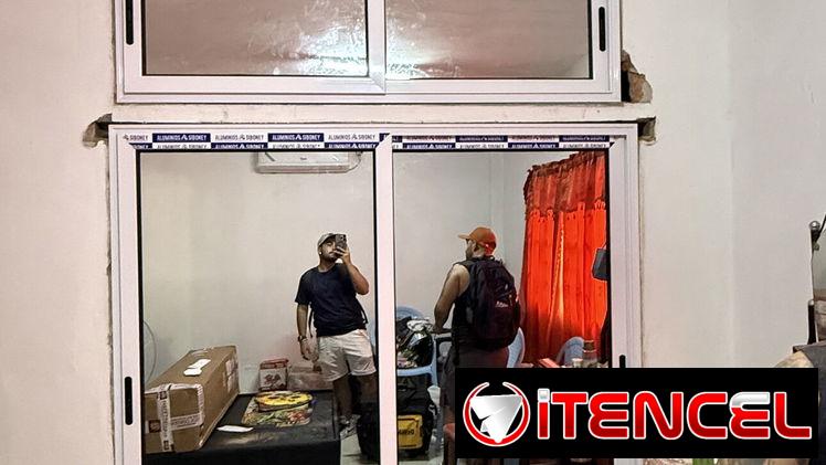 Marquetería de aluminio y cristal en el aire — foto 3
