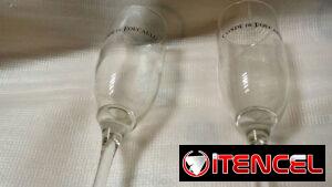 Se venden copas antiguas.