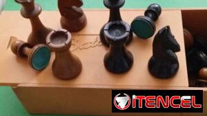 Juego de ajedrez de madera en perfecto estado