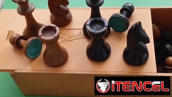 Juego de ajedrez de madera en perfecto estado