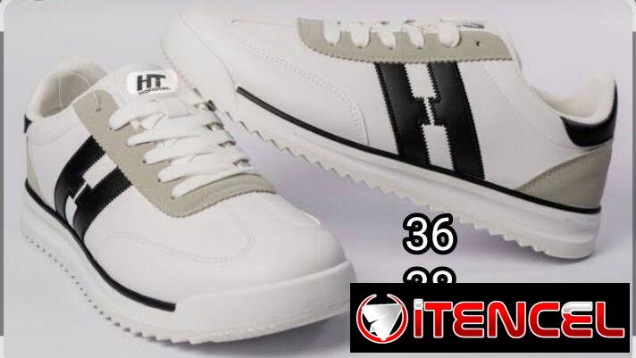 Tennis blancos con marca en negro