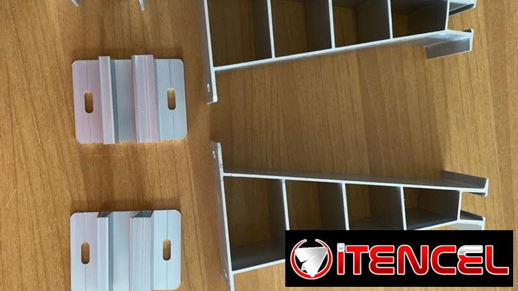 kit de estructura o soporte tipo torre de aluminio diseñado para la instalación inclinada de paneles solares.