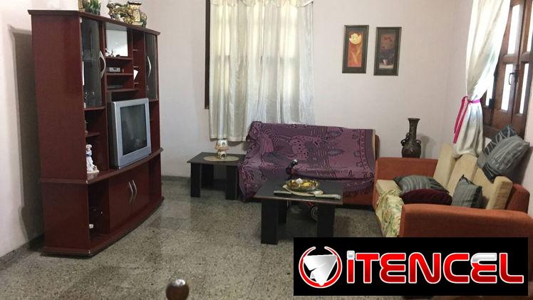 Permuta de apartamento en Vedado con garaje, bajos, 4 cuartos, tres baños, Terraza grande,