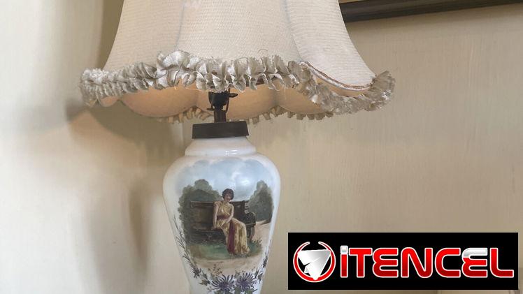 Lámpara antigua de mesa
