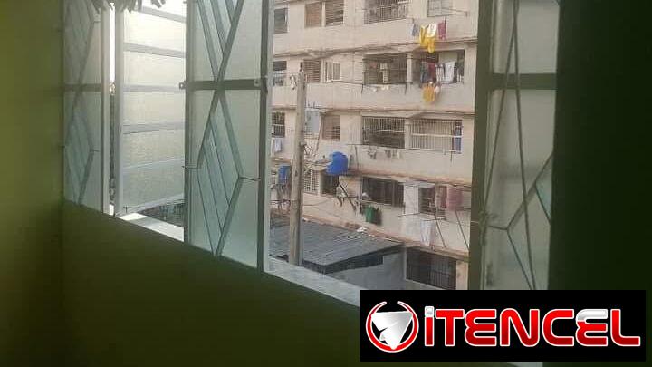 “$6000usd CON AJUSTE. En venta  Apartamento en Alamar, Zona 7, 3er piso.  Referencia: Cerca del paradero,