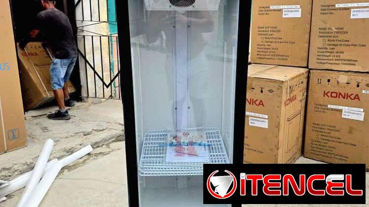 Exibidoras de 7 pies marca AUCMA súper buenas y lindisimas usd con regulador de voltaje incluido