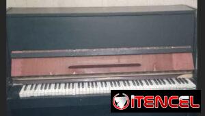 Piano para estudiantes de uso pero impecable mueble de madera buena nunca ha tenido comejen