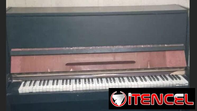 Piano para estudiantes de uso pero impecable mueble de madera buena nunca ha tenido comejen