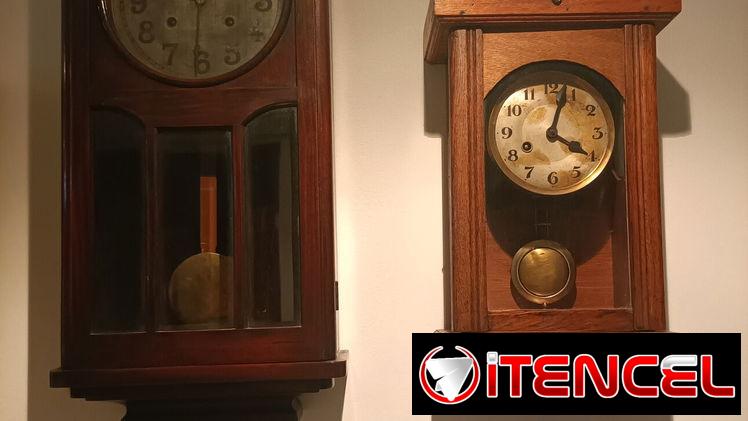 Dos relojes de pendulo