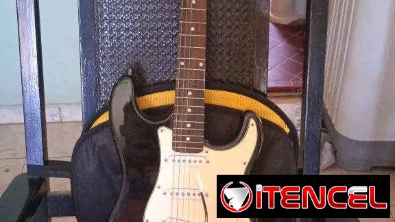 Guitarra eléctrica marca gas familia de la Fender nueva con sus accesorios y estuche 450 usd