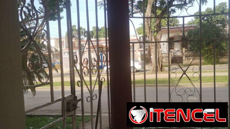 Renta Casa 2 cuartos en bajo con portal y patio Playa por 13y70 500usd 53582376