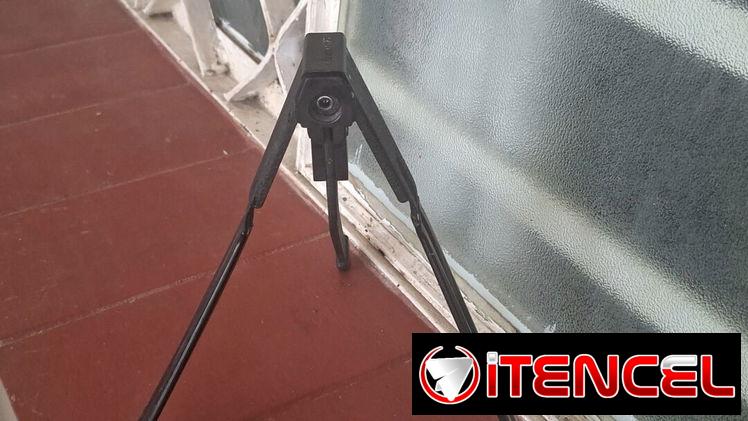 Vendo 2 stand ó atril para guitarra eléctrica y acústicas — foto 2