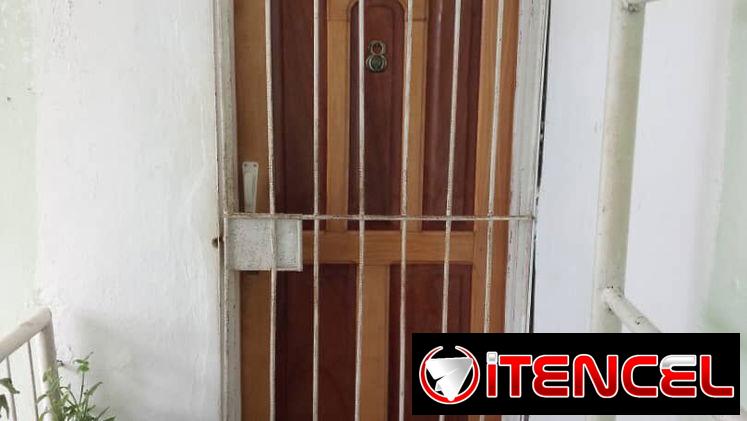 *$8000usd CON AJUSTE. En venta apartamento (4to piso) de un edificio en  Alamar, zona 11.